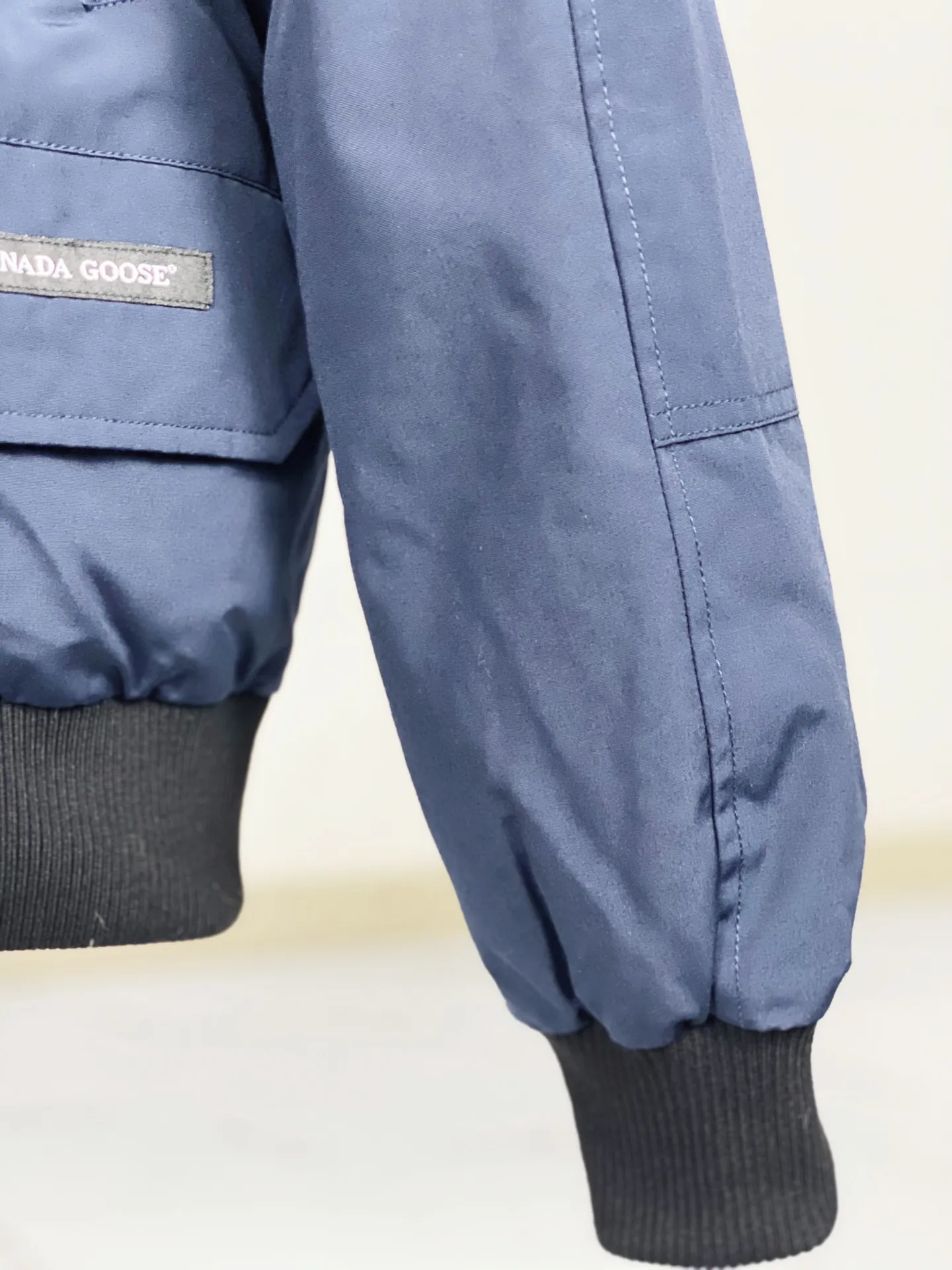P780 Canada goose/Canada Goose Chilliwack 01 bomber jacket down jacket, authentic original clothing mold, all accessories are customized from the original factory. 💯The softness of the fabric is compared with the original product, and it can be restored by kneading at will (fabric misunderstanding: it is not a high-hardness fabric that is waterproof. Only those who buy the latest authentic version this year will notice the softness and comfort of the fabric) 💯The down is synchronized with the authentic white duck down, fluffy and not clumps, electronically controlled down filling machine. 💯Customized authentic YKK zipper pullers, high hardness and no jamming 💯The fur collar is custom-made from coyote skins in western Canada, the original version has the same origin 💯All workmanship and wiring are controlled by workers with more than ten years of service. They must be horizontal and vertical, and are not crooked. The inner wiring density is more sophisticated. Feel free to compare 💯Goose logo on sleeves, collar label, washed label, hangtag, zipper cord, pocket label, cuff thread, hem thread All details are updated simultaneously with the original product. The best version with the most complete colors. Sizes: XS-XXL (size chart attached below)
